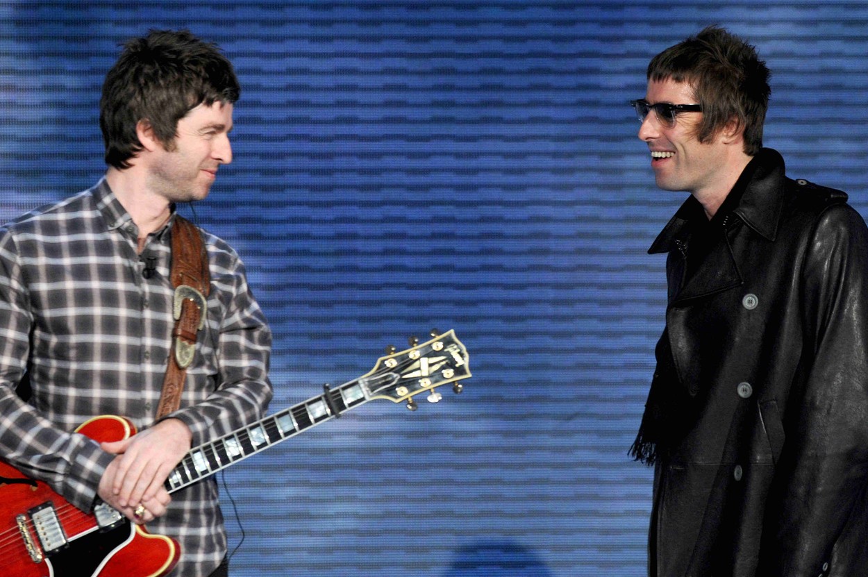 Братья галлахеры. 3. Noel Gallagher (Oasis). Ноэль Галлахер в атрибутике Сити. Noel Gallagher в рубашке.